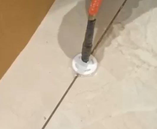 友谊瓷砖空鼓维修公司专业解答瓷砖在铺贴过程中，如果没有涂抹均匀到位的粘结材料（如水泥砂浆或瓷砖胶），可能会导致以下问题